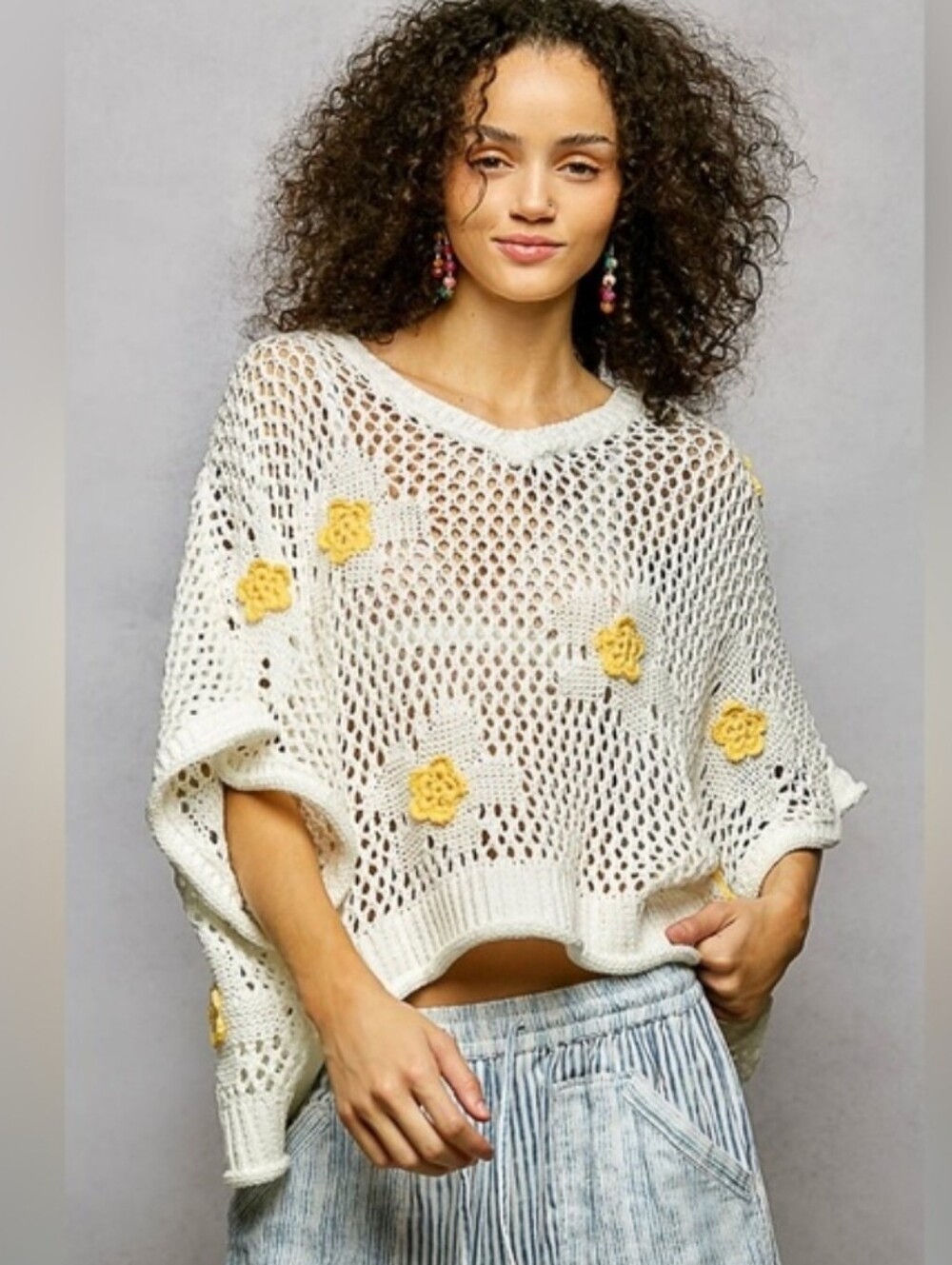 POL White & Yellow Flower Appliqués Open-Knit Poncho V Neck Sweater